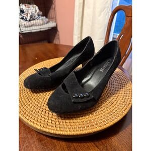 Classique Womens Black Faux Suede Button Detail Kitten Heel Pumps Size 9.5W